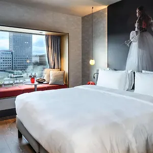 Radisson Red Hotel, Ξενοδοχείο